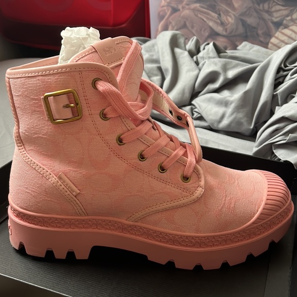 un opened brandnew with tags itself beautiful coach trooper canvas - Picture 3 of 6